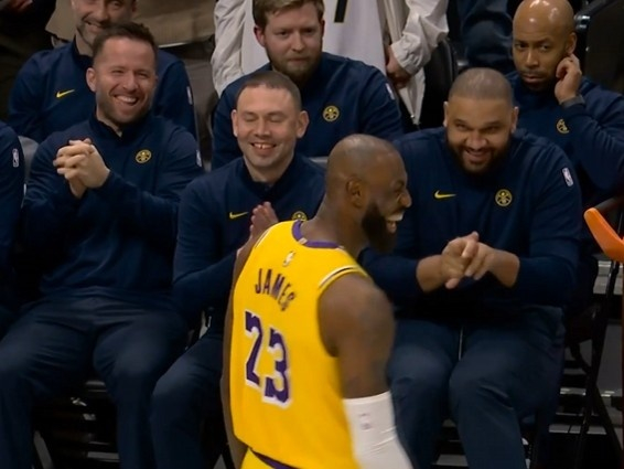 开云-詹姆斯与杜德利场边热聊引关注|湖人|体育赛事讨论|丹佛掘金队|洛杉矶湖人队|nba_新浪体育_新浪新闻