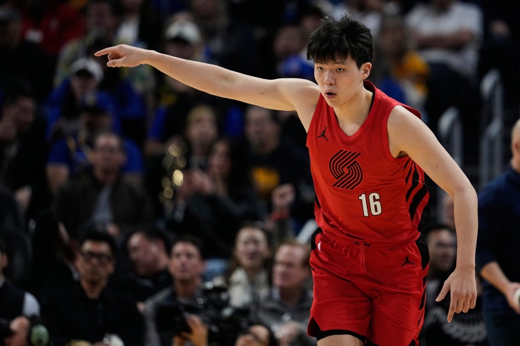 开云APP-镇守禁区！杨瀚森篮下补防直接摁帽封下对手投篮