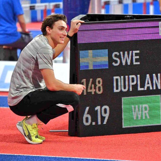 开云娱乐-为何22岁的小杜能统治男子撑竿跳？他还有更大雄心