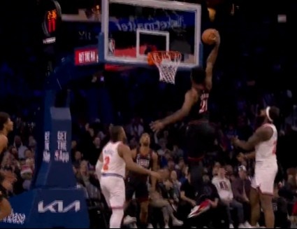 开云APP-石破天惊！格莱姆斯送回传 恩比德跟进起飞满弓战斧暴力劈扣